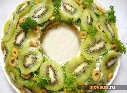 Salată cu pui și kiwi 