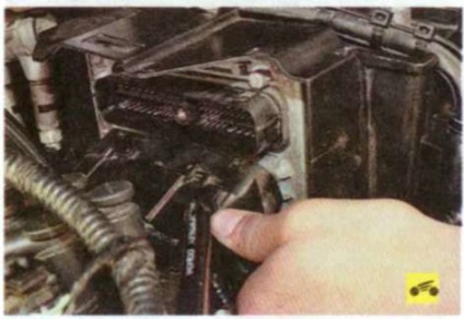 Scoaterea și instalarea unității de control electronice a motorului în mașină ford focus 2