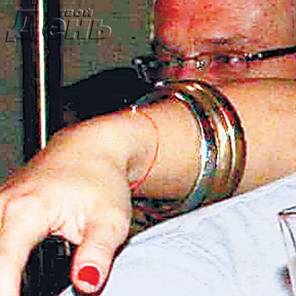 Sobchak poartă un fir misterios pe mână (foto) (colegii unui socialit scandalos în spectacol