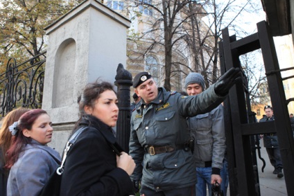 Студент по журналистика факултет на Московския държавен университет ?? на посещението на Медведев към Факултета