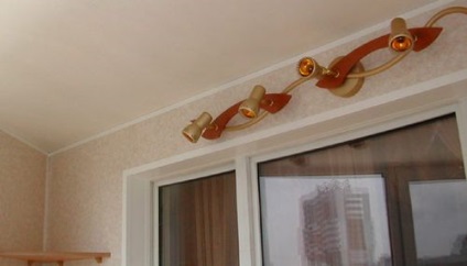 Lampa de pe balcon fără electricitate pe baterii, pe panouri solare