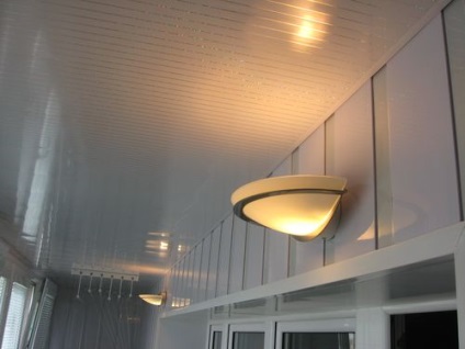 Lampa de pe balcon fără electricitate pe baterii, pe panouri solare