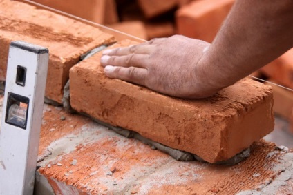 Erori tipice în construcția zidurilor de cărămidă