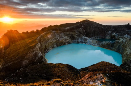 Lacuri unice colorate în craterul vulcanului kelimutu - știri în fotografii