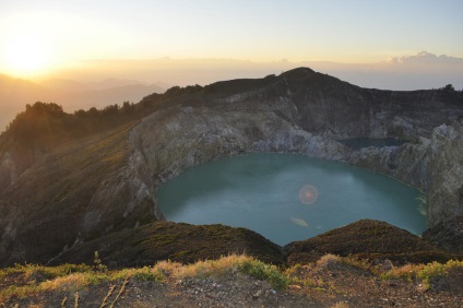 Lacuri unice colorate în craterul vulcanului kelimutu - știri în fotografii