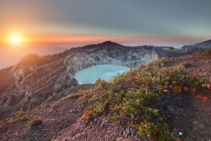 Lacuri unice colorate în craterul vulcanului kelimutu - știri în fotografii