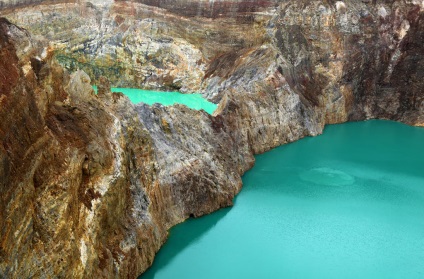 Lacuri unice colorate în craterul vulcanului kelimutu - știri în fotografii