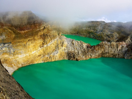 Lacuri unice colorate în craterul vulcanului kelimutu - știri în fotografii