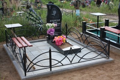 Instalare de gard în cimitir