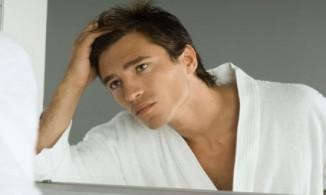 Căderea părului la bărbați la o vârstă fragedă cauzează și tratamentul remediilor cosmetice și folclorice