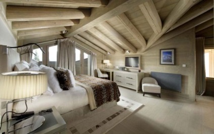 Decoratiuni interioare in stilul unei cabane este ca un dormitor, living, bucatarie si mansarda in stil