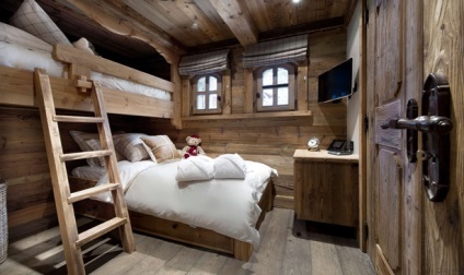 Decoratiuni interioare in stilul unei cabane este ca un dormitor, camera de zi, bucatarie si mansarda in stil