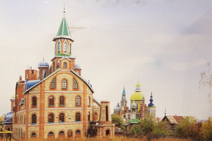 Temple minden vallás Kazan növekedni fog Thai pagoda, esti Kazan