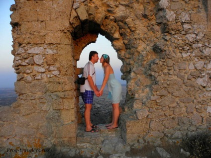 Castelul kantarului sau cel mai romantic fortăreață din nordul Ciprului, în razele soarelui care apune