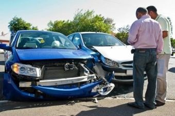 Pentru o evaluare incorectă a daunelor după un accident, experții vor fi privați de o licență