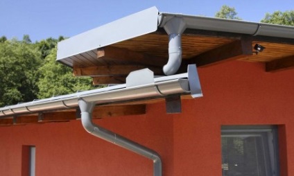 Chute pentru drenajul apei din alegerea și instalarea acoperișului