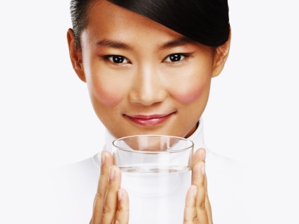 4 pahare de apă după trezire - metoda japoneză de tratare a apei