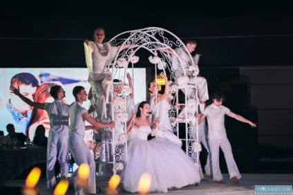A hófehér damaszt acél propionsav esküvői és Anastasiya