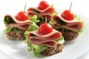 Sandvișuri pe rețetele mesei festive cu o fotografie simplă