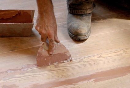 Mai degrabă pentru a sigila fisuri într-o podea din lemn apariția de defecte, de pregătire, căi, instrucțiuni de reparare