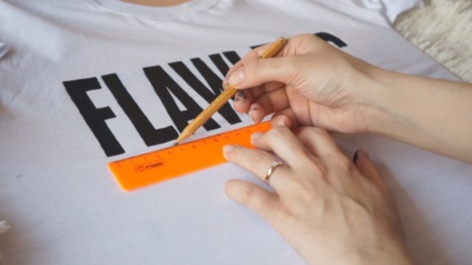 Inscripția diy pe un tricou cu vopsele acrilice (fotografie)