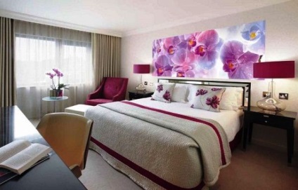 Tapete cu imaginea orhideelor ​​într-un flori blând interior pe pereți