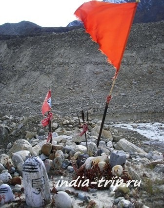 A forrás a Gangesz - gomuk jégbarlang a Himalája, India