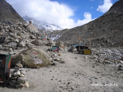 A forrás a Gangesz - gomuk jégbarlang a Himalája, India