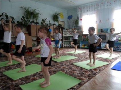 Yoga în grădiniță pentru copiii din grupul pregătitor senior