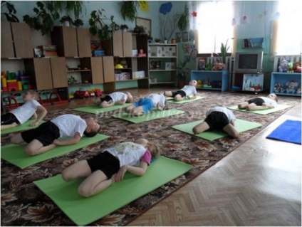 Yoga în grădiniță pentru copiii din grupul pregătitor senior