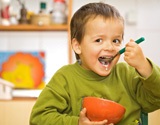 Cum să învățați copiii să ia micul dejun