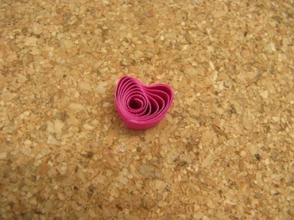 Cum să faci o hârtie de Valentine într-o tehnică de quilling