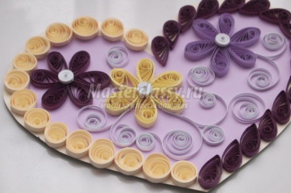 Cum să faci o hârtie de Valentine într-o tehnică de quilling