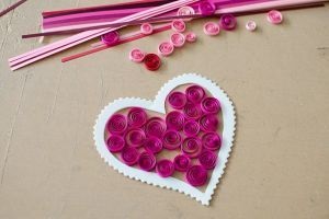 Cum să faci o hârtie de Valentine într-o tehnică de quilling