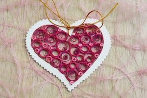 Hogyan készítsünk egy Valentin papírból Quilling technika