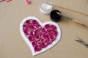 Cum să faci o hârtie de Valentine într-o tehnică de quilling