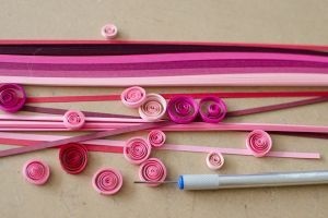 Cum să faci o hârtie de Valentine într-o tehnică de quilling