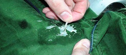 Hogyan lehet eltávolítani a rágógumi a ruhákból