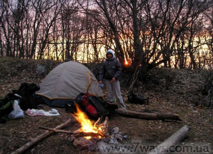 Bonfire într-o excursie pe jos cum să alegi un loc pentru un incendiu, cum să dai un șemineu, cum să luminezi în mod corespunzător un foc