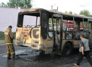 Marshrutchik a ars în viață cu un autobuz pe autostrada din regiunea Rostov
