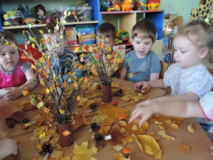 Maestru-clasa de a face meșteșuguri din materiale naturale și hârtie colorată 