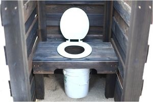 Este posibil să construiți o toaletă cu mâinile proprii, fără a avea o hambare în zona suburbană