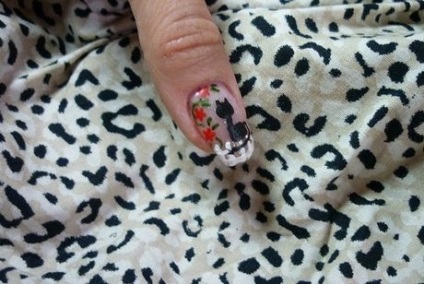 Nail art negru pisica pe gard