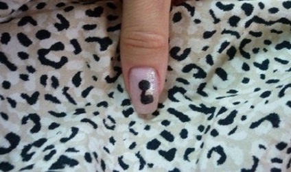 Nail art negru pisica pe gard