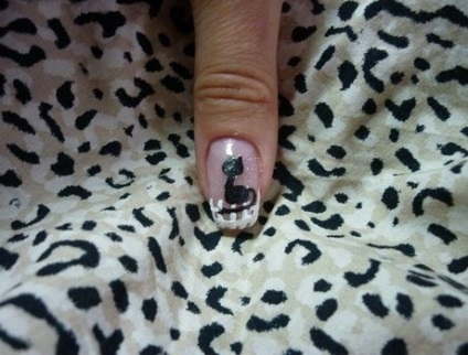 Nail art negru pisica pe gard