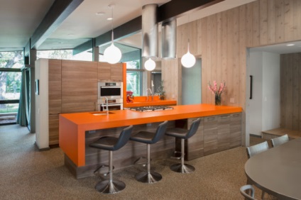 Tapetul portocaliu din bucătărie creează un design original
