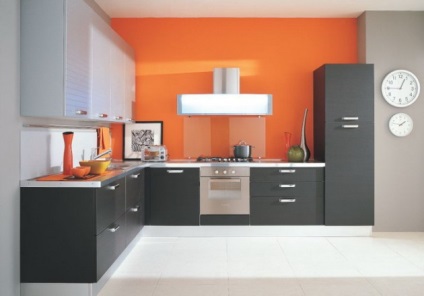 Tapetul portocaliu din bucătărie creează un design original