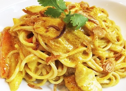 Spaghete originale cu carne de pui în curry