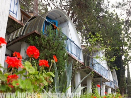Hotel de vacanță însorit, Abhazia, cartierul Gagra, râu rece, prețurile de odihnă 2017