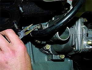 Suprafața motorului de pe ATV-ul din magazinul de reparații 